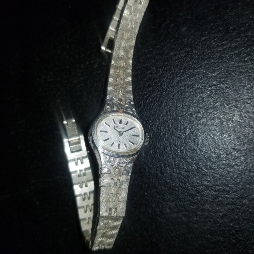 Vintage 1976 Seiko Hand Winding Ladies Watch w/ 13mm